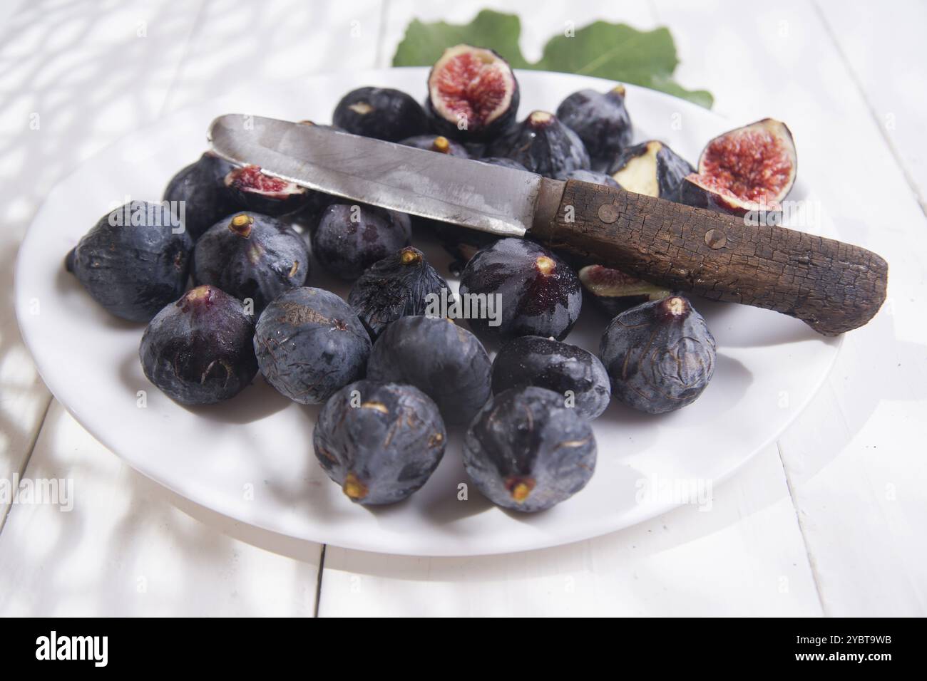 Présentation de la collection de figues noires, typique fruit d'été Banque D'Images