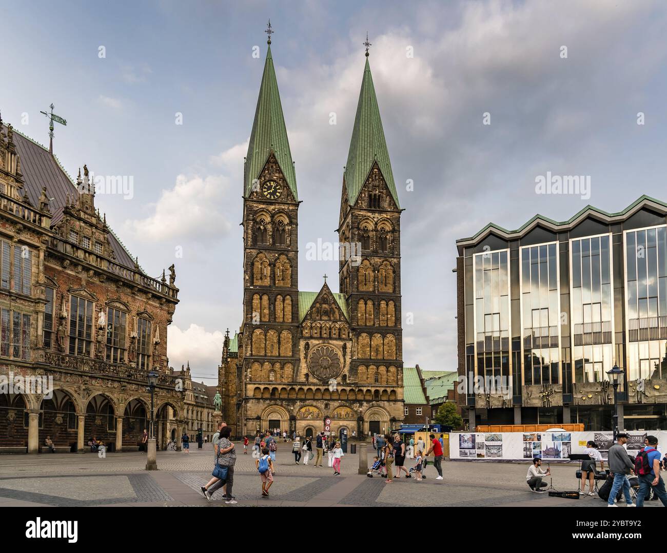 Brême, Allemagne, 6 août 2019 : la cathédrale et la place du marché dans le centre historique de la ville hanséatique médiévale de Brême, en Europe Banque D'Images