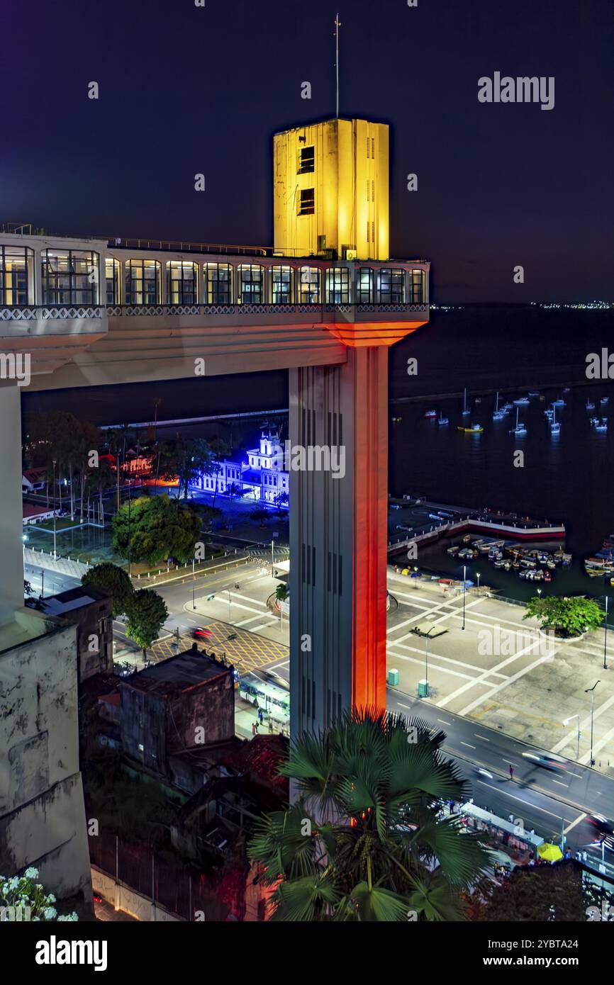 Vue de nuit de Pelourinho à Baia de Todos os Santos et l'ascenseur Illimité Lacerda à Salvador, Bahia Banque D'Images