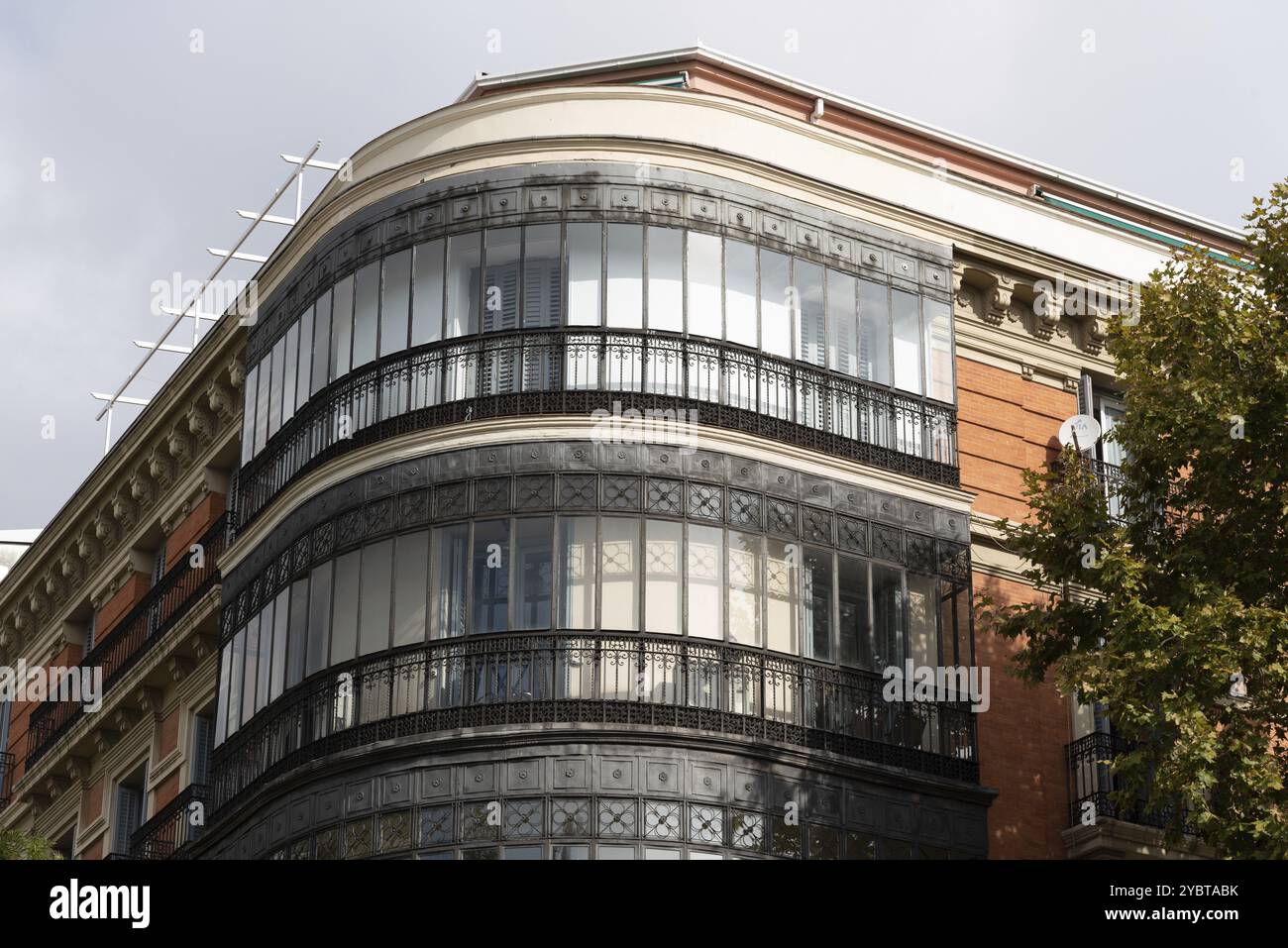 Balcon traditionnel vitré d'une maison de luxe dans le Jeronimos Quartier de Madrid à côté du parc Retiro Banque D'Images