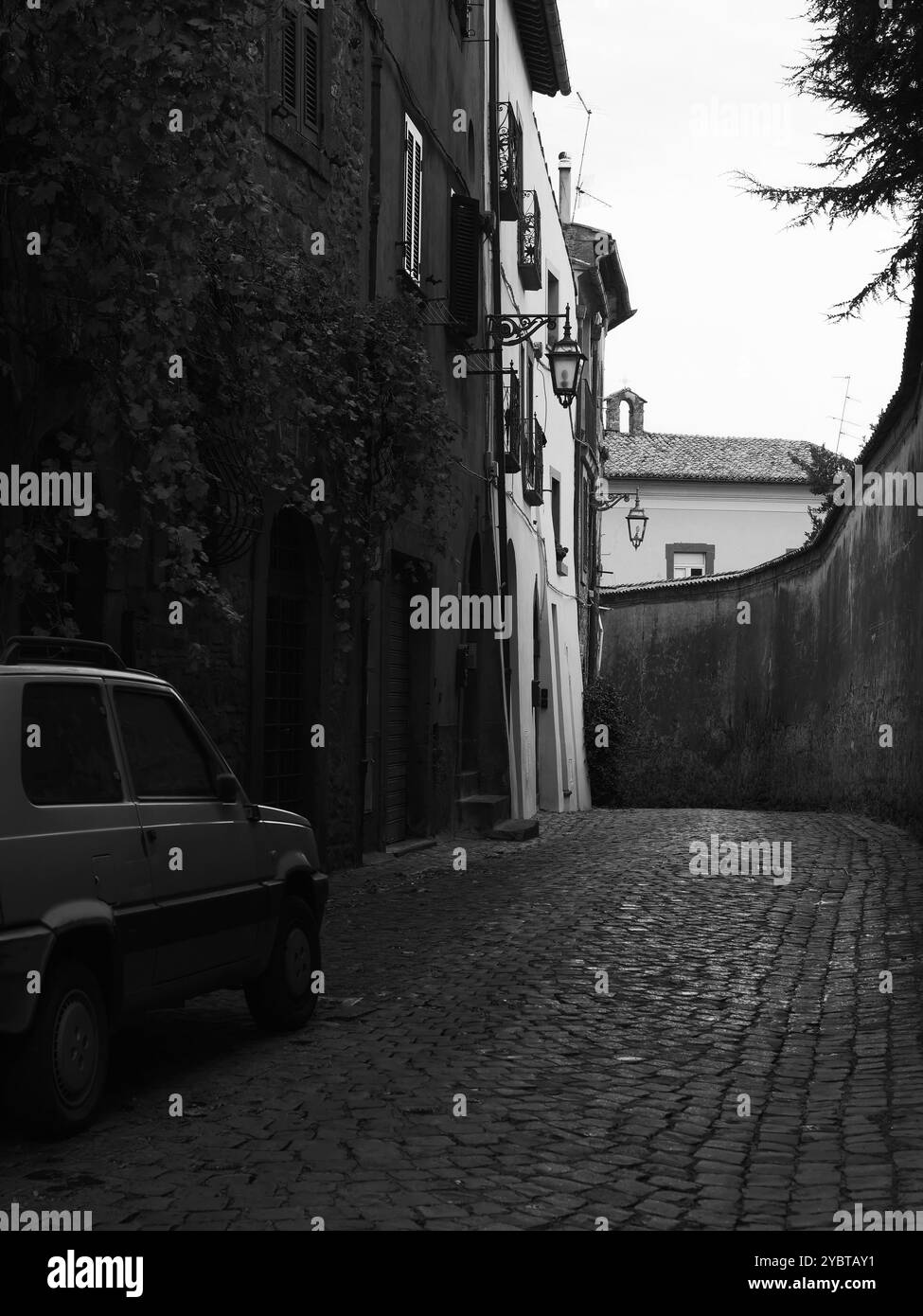 Rue pavée étroite dans le centre historique de la ville de Montefiascone, région du Latium, Italie. 19 septembre 2024 Banque D'Images