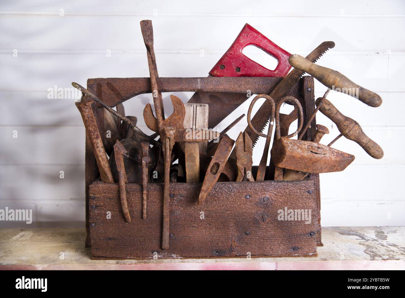 Ancienne boîte en bois avec outils pour charpentier d'artisan Banque D'Images