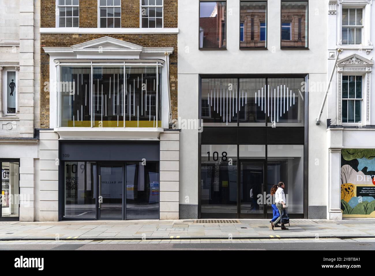 Londres, Royaume-Uni, 27 août 2023 : magasin vide dans Bond Street dans le West End. C'est l'un des domaines les plus chers et les plus recherchés de l'immobilier dans Banque D'Images