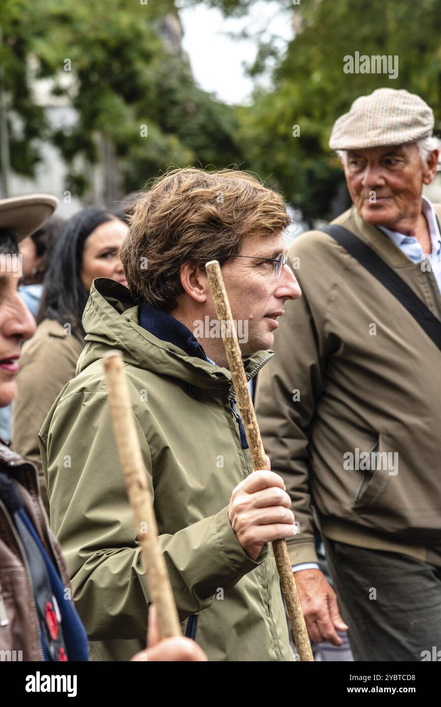 Madrid, Espagne, 23 octobre 2022 : le maire de Madrid, Jose Luis Martinez Almeida, marchant avec les agriculteurs pendant le Festival de transhumance le long de la Banque D'Images