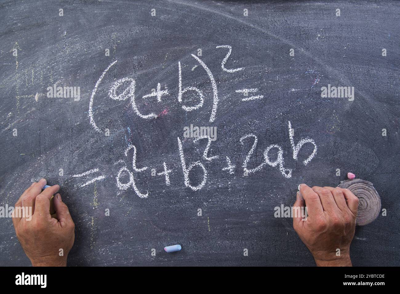 Représentation graphique d'une formule mathématique écrite avec de la craie sur le tableau noir Banque D'Images