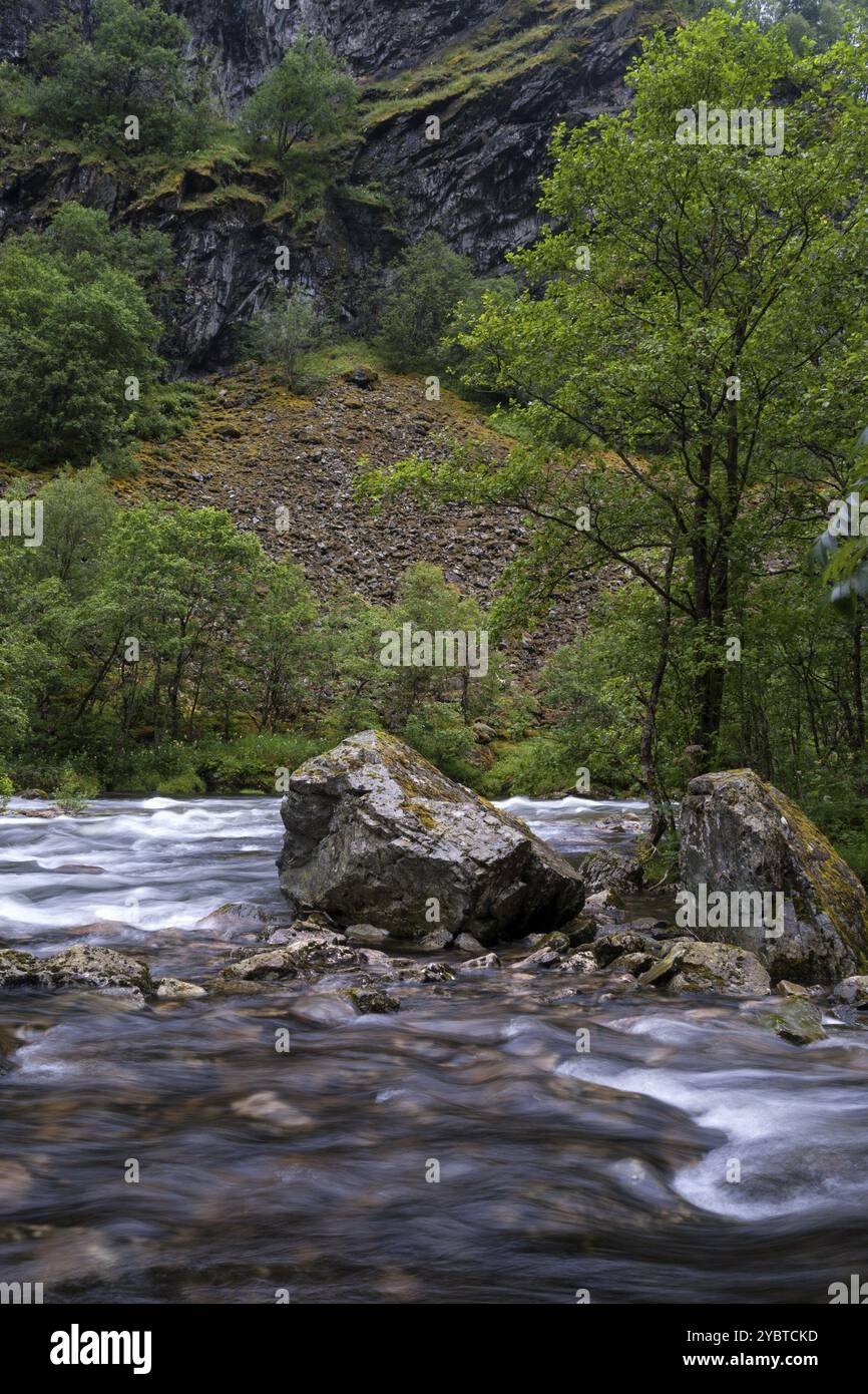 Grand rocher dans la rivière Stalheimselvi près du village norvégien Stalheim la municipalité Voss dans le comté de Hordaland Banque D'Images
