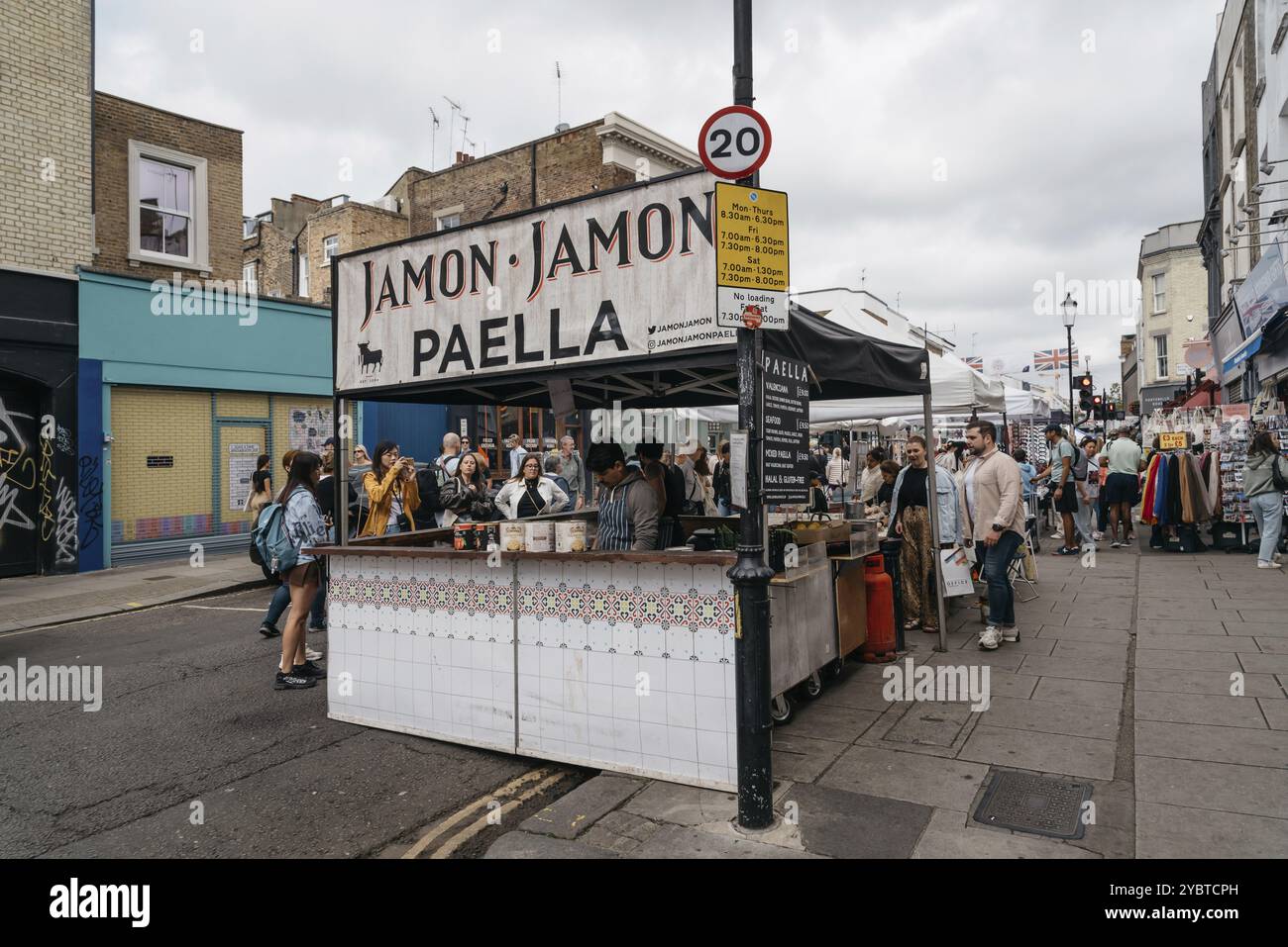 Londres, Royaume-Uni, le 26 août 2023 : Stall Spanish Paella Food au Portobello Road Market à Notting Hill Banque D'Images