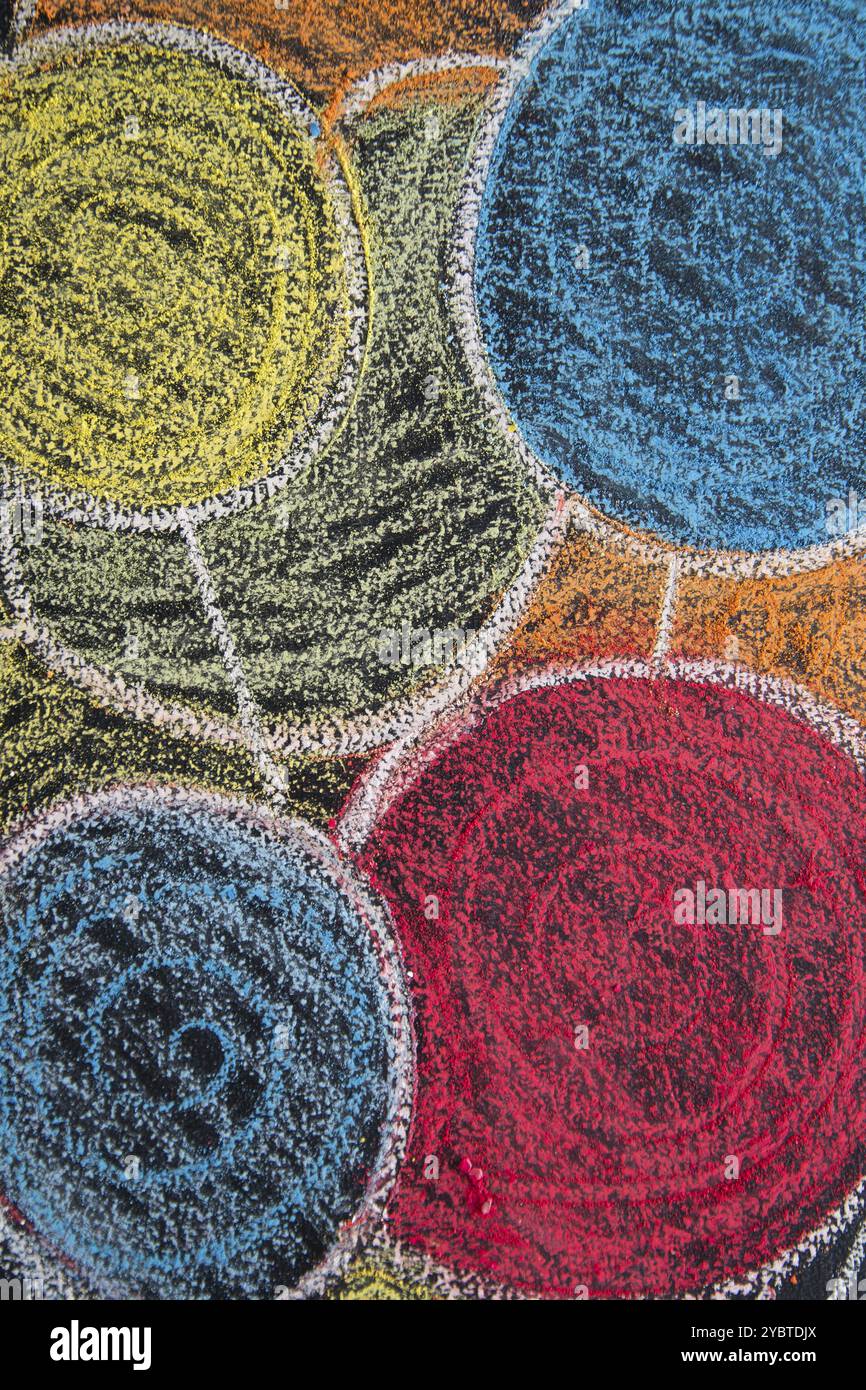 Représentation graphique de ballons colorés dessinés à la craie sur tableau noir Banque D'Images