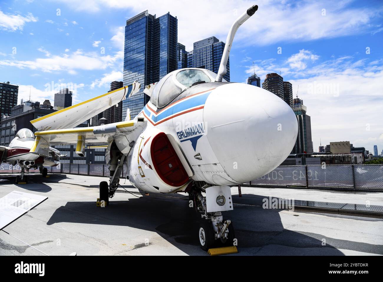 New York, USA, 21 juin 2018 : avion de chasse anti-intrusion Grumman A6 au musée Intrepid de New York. L'USS Intrepid accueille l'Intrepid Sea, Air Banque D'Images