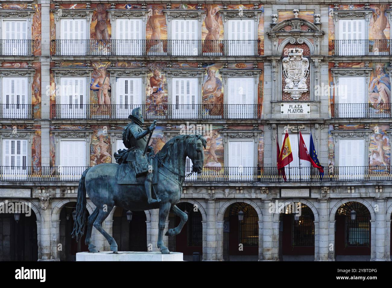 Madrid, Espagne, 18 avril 2021 : Statue équestre du roi Philippe III d'Espagne sur la Plaza Mayor, dans le centre de Madrid. C'est l'une des principales attractions Banque D'Images