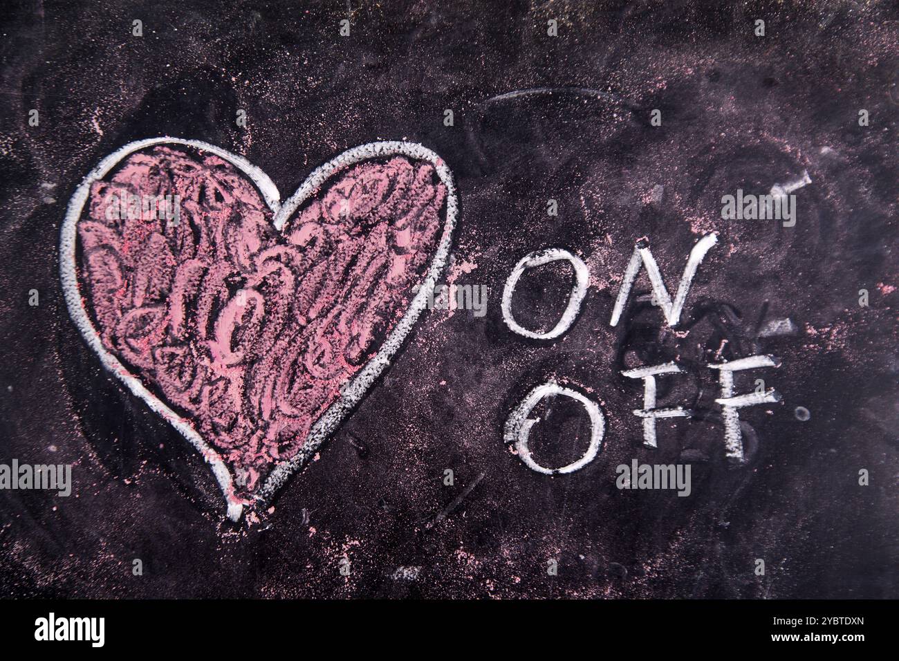 Représentation avec la craie sur le tableau noir de calculs d'amour rappresentani Banque D'Images