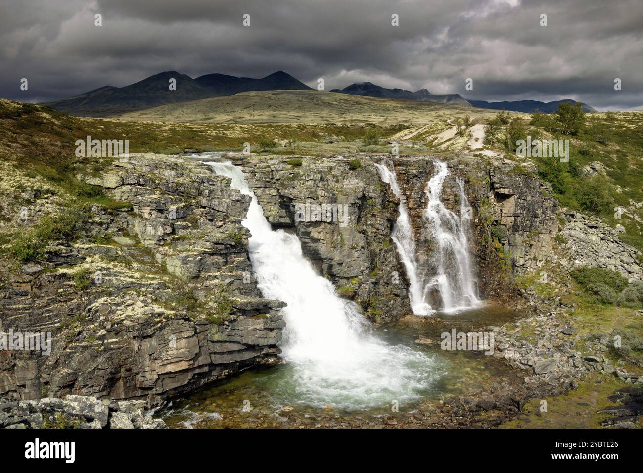 La cascade de Storulfossen ou Brudesloret près de Mysuseter dans le parc national norvégien Rondane Banque D'Images