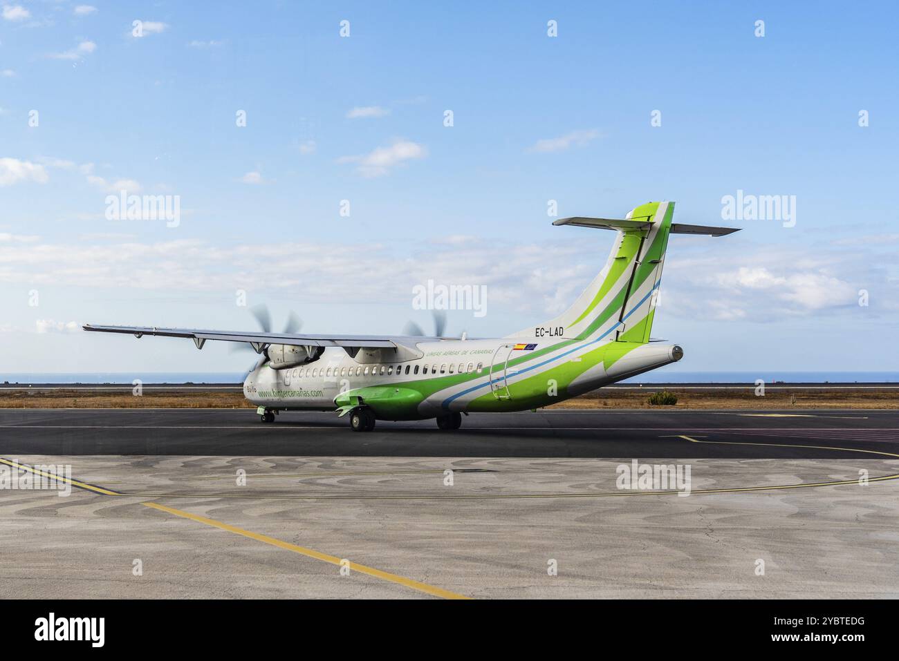 La Gomera, Espagne, 12 août 2021 : avion à hélice prêt à décoller sur la piste. Avion ATR 72 de la compagnie aérienne Binter Canarias, Europe Banque D'Images