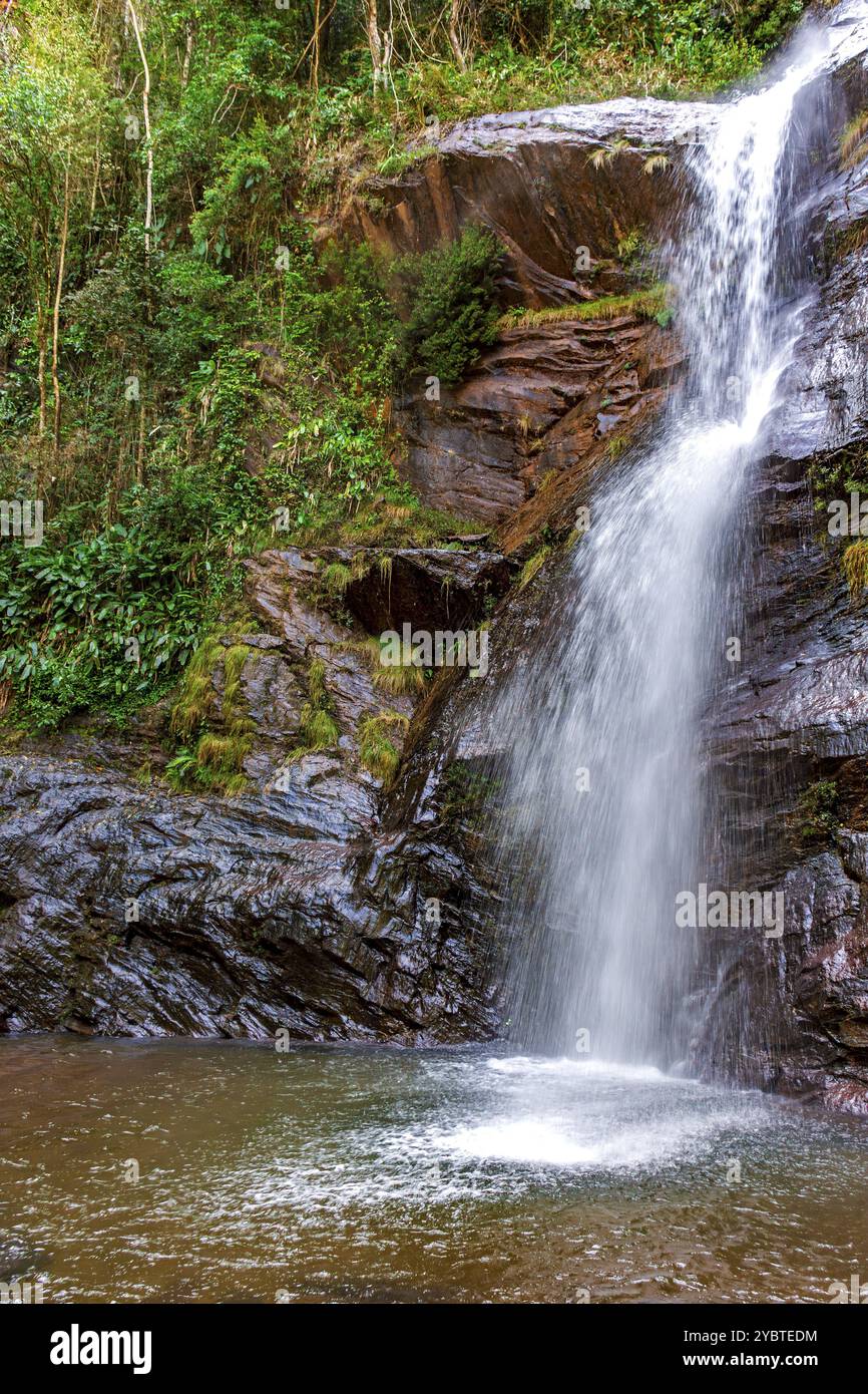 Cascade parmi les rochers et la végétation à l'intérieur de la forêt tropicale dans l'état de Minas Gerais, Brésil, Amérique du Sud Banque D'Images Cascade parmi les rochers et la végétation à l'intérieur de la forêt tropicale dans l'état de Minas Gerais, Brésil, Amérique du Sud Banque D'Images