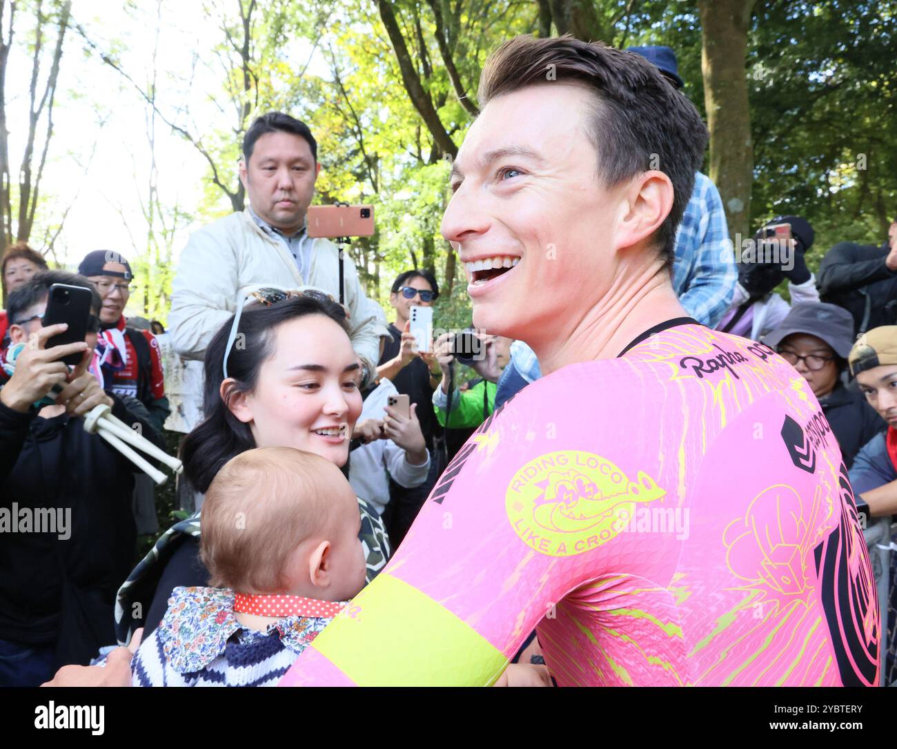 Utsunomiya, Japon. 20 octobre 2024. Neilson Powless of the United States d'EF Education-Easypost célèbre avec sa femme et son bébé alors qu'il remportait la Japan Cup cycle Road Race dans la ville d'Utsunomiya à Tochigi, à 100 km au nord de Tokyo, le dimanche 20 octobre 2024. Neilson Powless a remporté la course. (Photo de Yoshio Tsunoda/AFLO) Banque D'Images