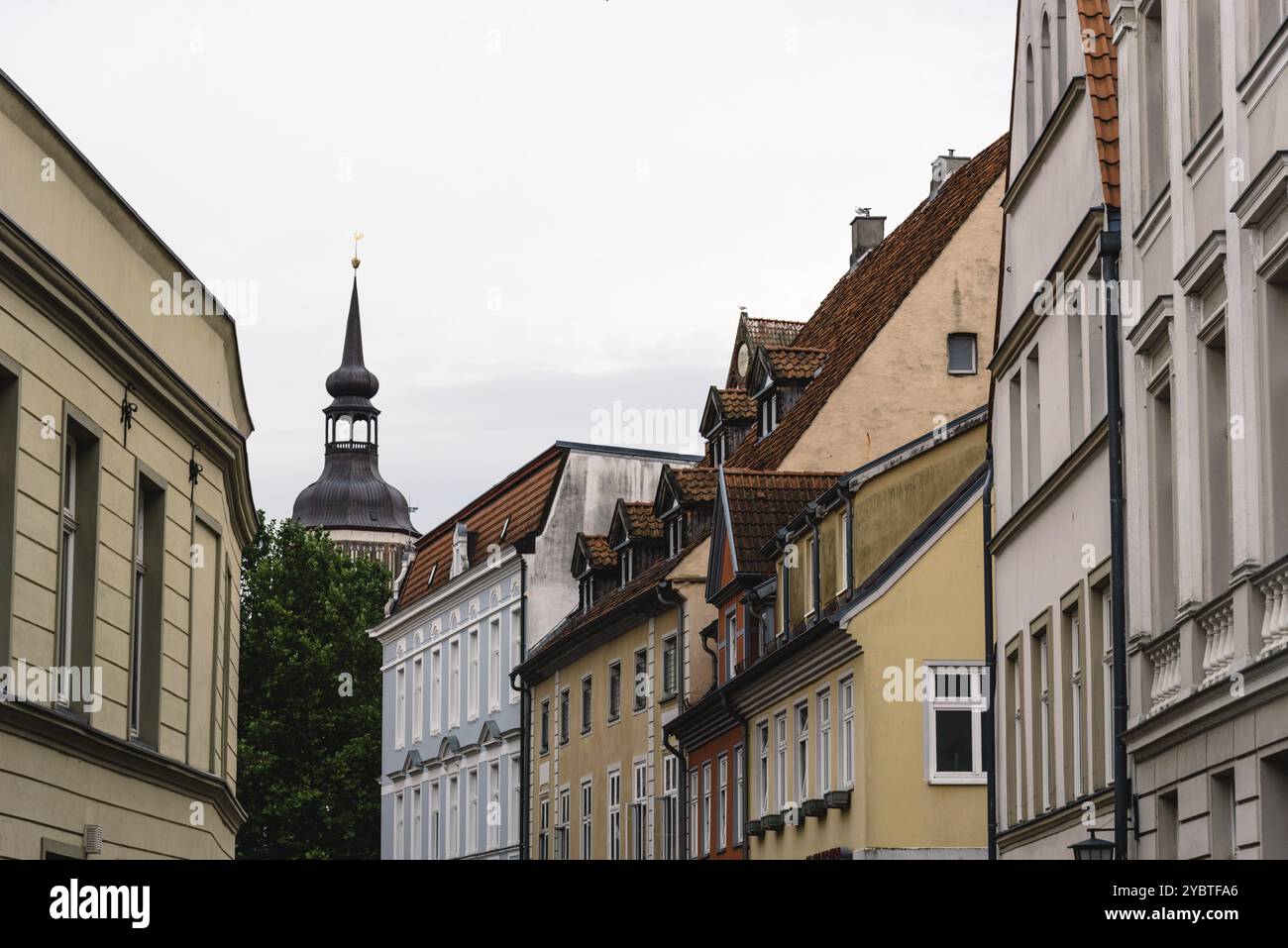 Maisons colorées traditionnelles et tour d'église dans la vieille ville de Stralsund Banque D'Images