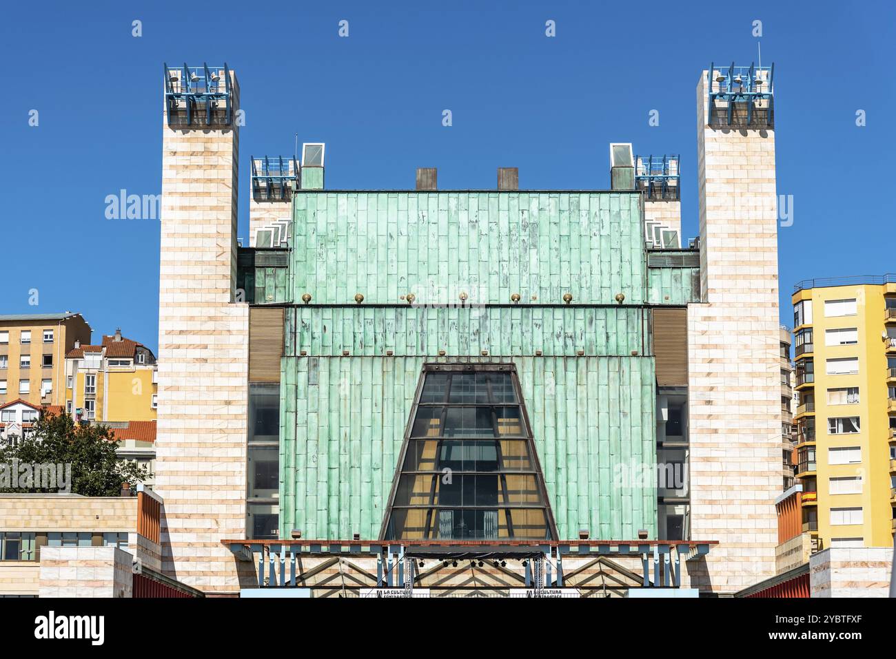 Santander, Espagne, 13 septembre 2020 : Palacio de Festivales ou Palais des Festivales, un célèbre théâtre dans la baie de Santander conçu par l'architecte Oiza, eu Banque D'Images
