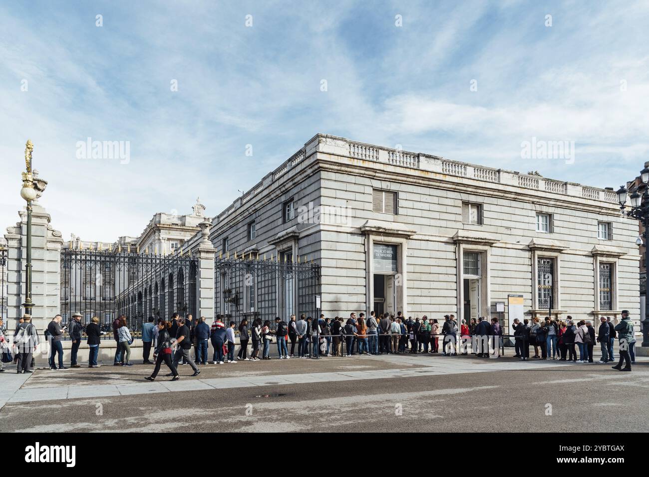 Madrid, Espagne, 11 janvier 2019 : les visiteurs font la queue pour entrer au Palais Royal, en Europe Banque D'Images