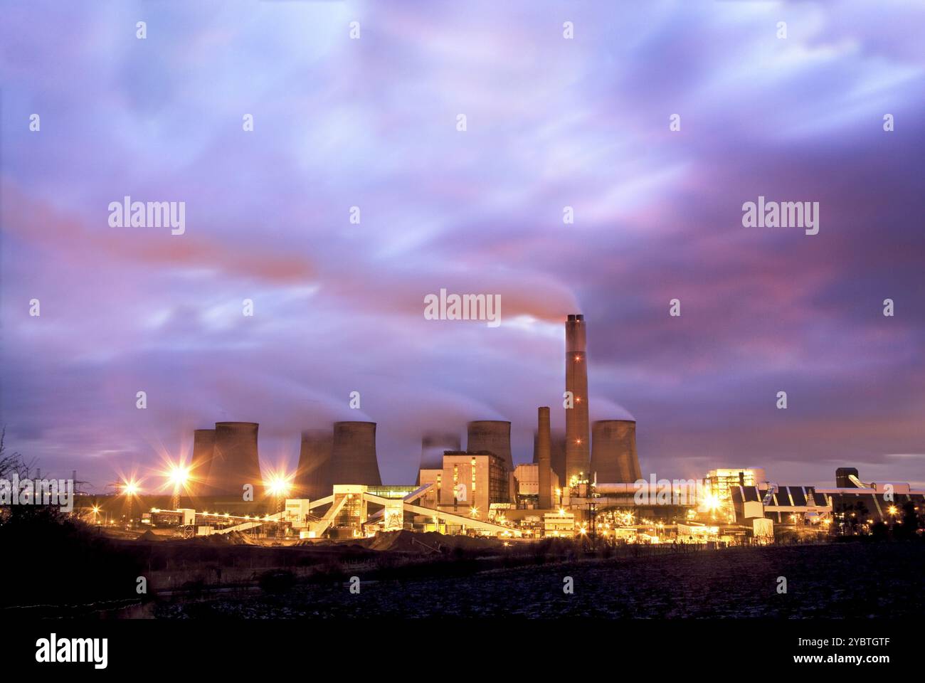Centrale thermique au charbon au crépuscule Banque D'Images