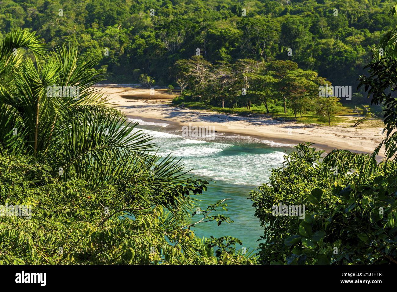 Plage de Bonete sur l'île d'Ilhabela cachée entre la mer et la forêt Banque D'Images