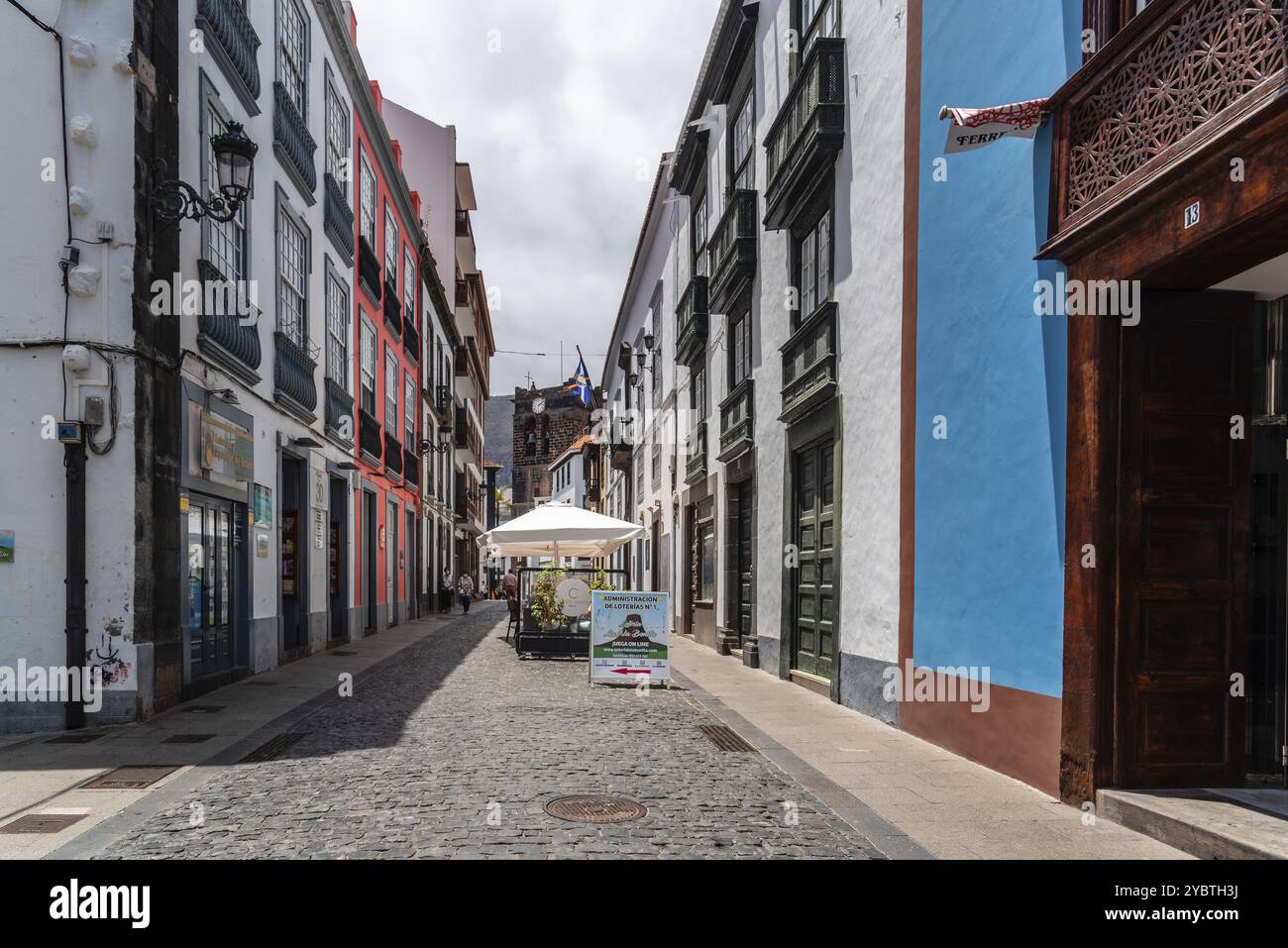 Santa Cruz de la Palma, Espagne, 13 août 2021 : rue commerçante avec magasins et restaurants dans la vieille ville, Europe Banque D'Images