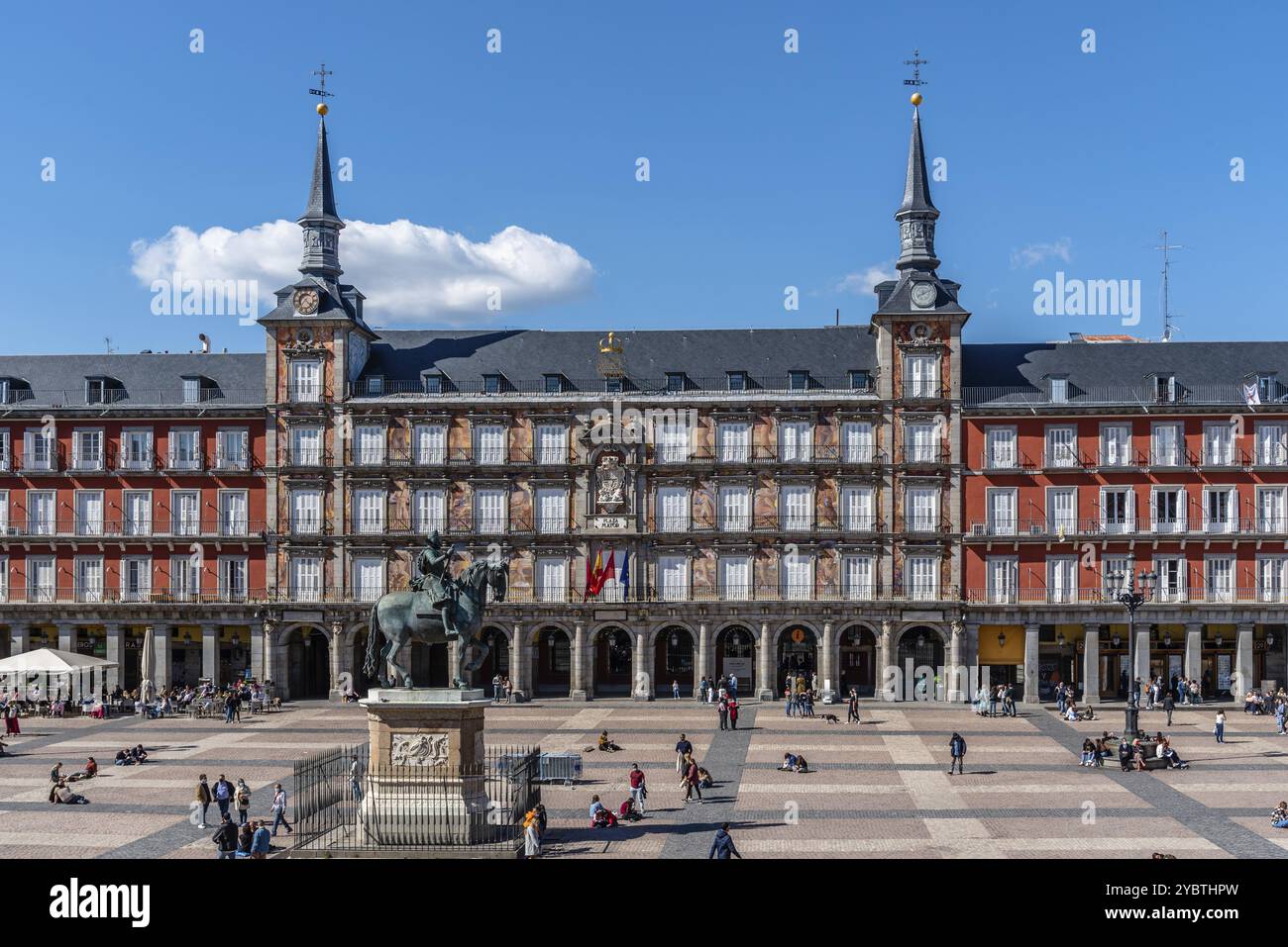Madrid, Espagne, 17 avril 2021 : panoramique de la Plaza Mayor à Madrid, Espagne. Voir pendant les restrictions pour la pandémie de coronavirus covid-19. Journée ensoleillée avec esprit Banque D'Images