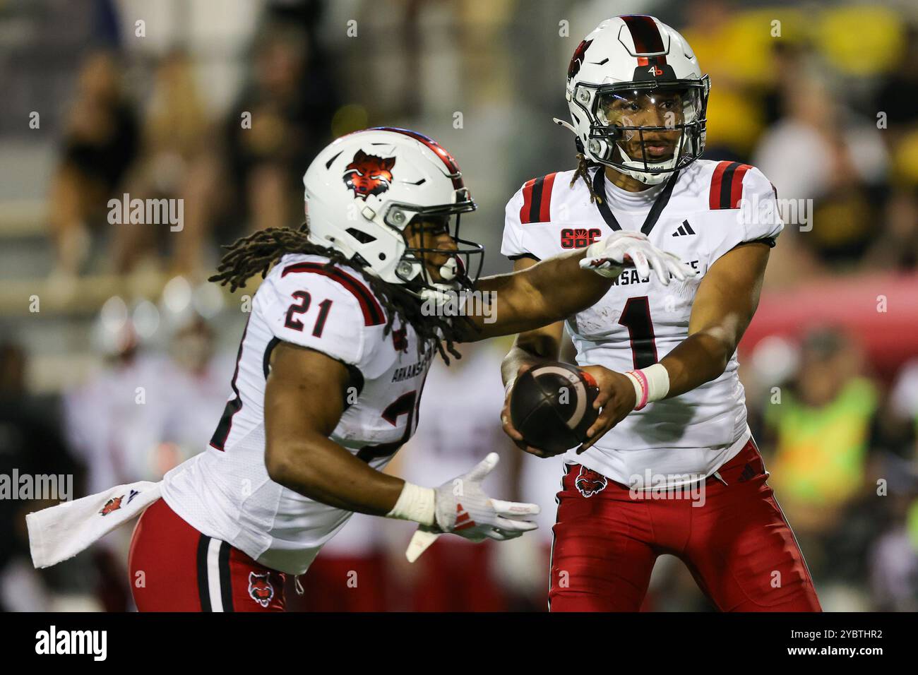 19 octobre 2024 : le quarterback des Red Wolves de l'État de l'Arkansas, Jaylen Raynor (1), passe au Runback Zak Wallace (21) lors d'un match de football universitaire entre les Red Wolves de l'État de l'Arkansas et les Southern Miss Golden Eagles au M.M. Roberts Stadium à Hattiesburg, Mississippi. Bobby McDuffie/CSM (image crédit : © Bobby McDuffie/Cal Sport Media) Banque D'Images