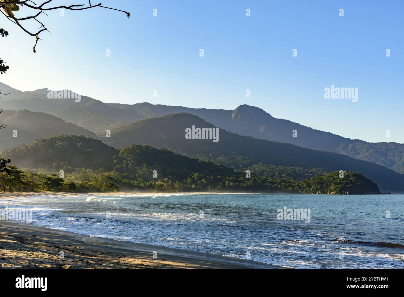 Coucher de soleil à la plage de Bonete sur l'île d'Ilhabela sur la côte de Sao Paulo Banque D'Images Coucher de soleil à la plage de Bonete sur l'île d'Ilhabela sur la côte de Sao Paulo Banque D'Images