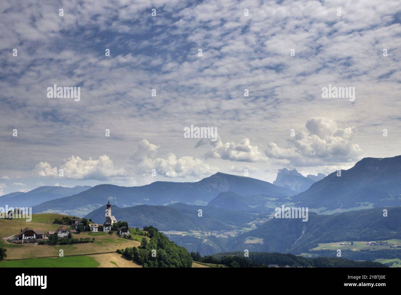 Vue sur l'église Saint Nikolaus à Mittelberg dans la municipalité de Ritten dans le Tyrol du Sud avec les Dolomites sommets en arrière-plan Banque D'Images