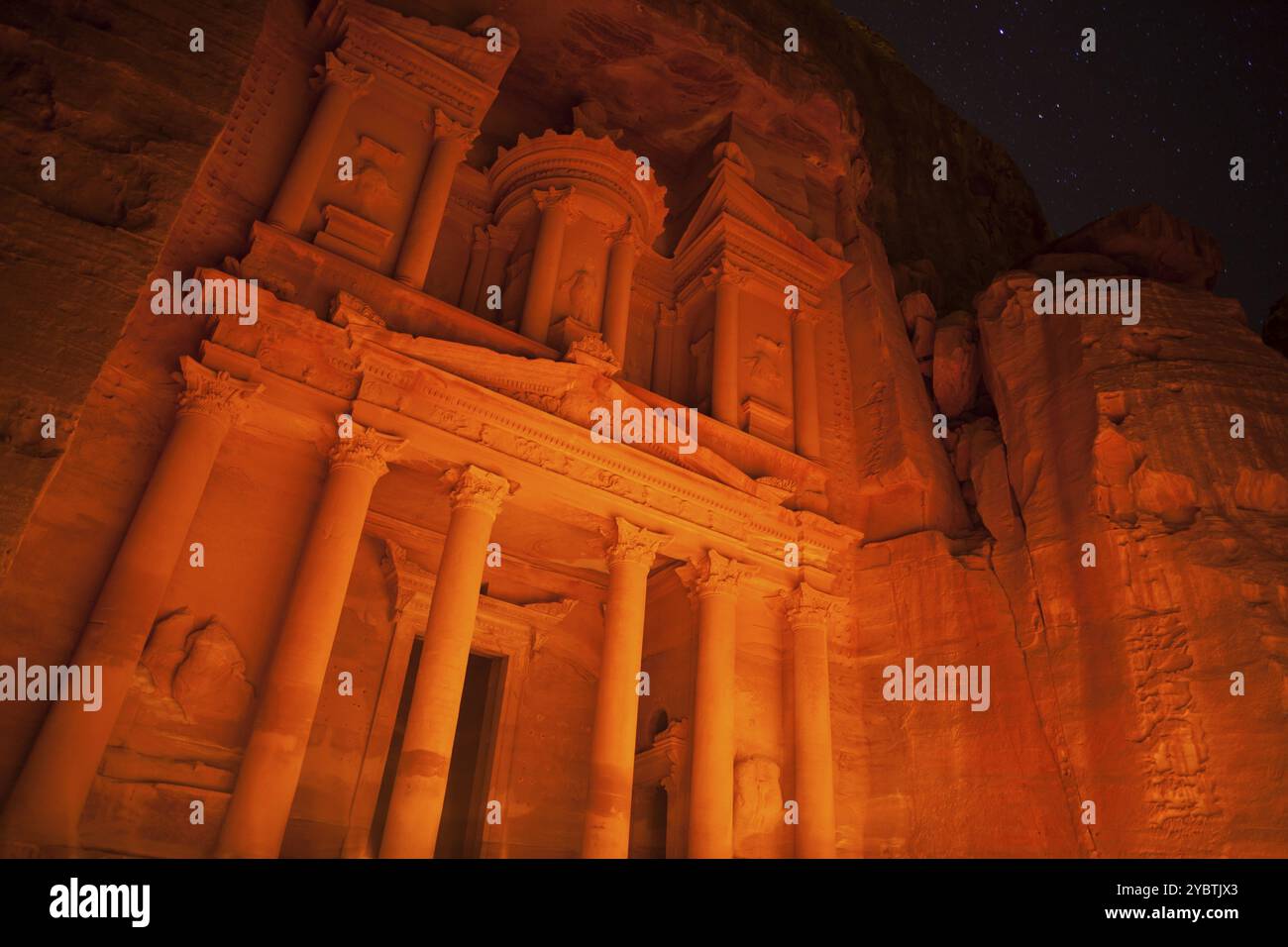 Vue à angle bas du trésor la nuit éclairée par la bougie petra jordan Banque D'Images Vue à angle bas du trésor la nuit éclairée par la bougie petra jordan Banque D'Images