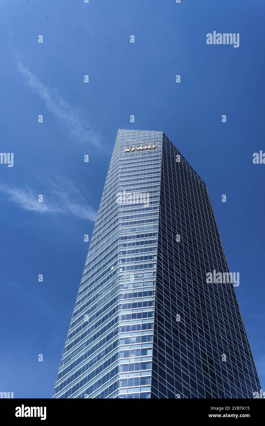 Madrid, Espagne, 14 juin 2020 : gratte-ciel contre le ciel bleu dans le quartier d'affaires four Towers. Torre de cristal, Europe Banque D'Images