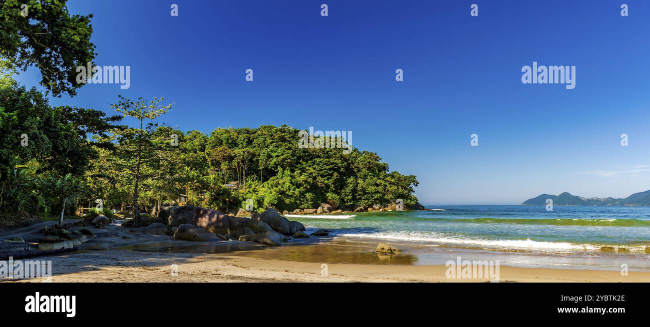Plage de Castelhanos avec mer, forêt et montagnes sur l'île d'Ilhabela à Sao Paulo Banque D'Images Plage de Castelhanos avec mer, forêt et montagnes sur l'île d'Ilhabela à Sao Paulo Banque D'Images