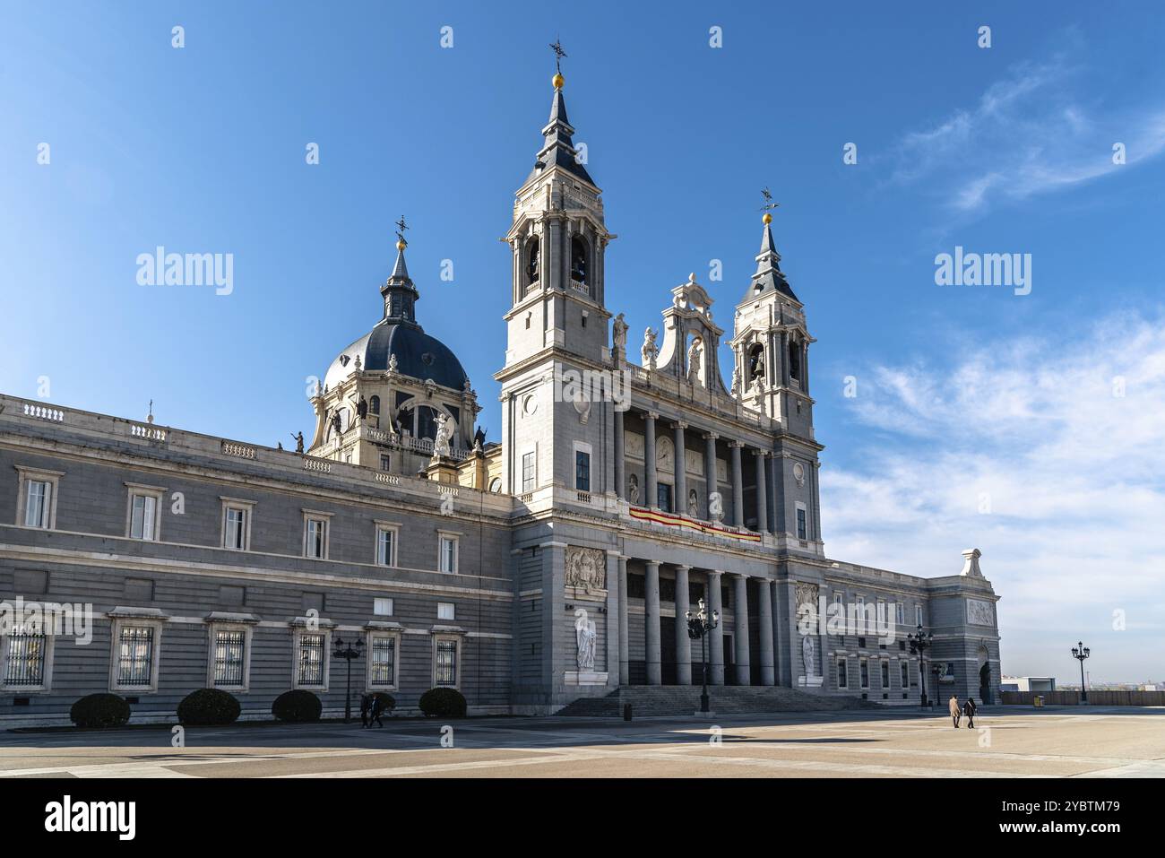 Belle vue sur la cathédrale de la Almudena à Madrid ciel bleu vif Banque D'Images