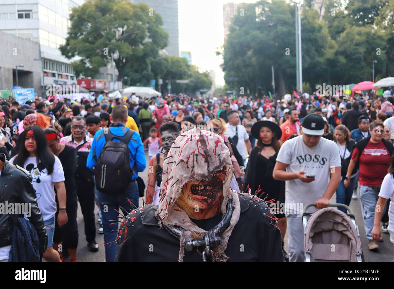 Mexico, Mexique. 20 octobre 2024. Personnes déguisées participant à la Zombie Walk annuelle 2024 MX, du Monument à la Révolution à la place principale Zocalo à Mexico. Le 19 octobre 2024 à Mexico, Mexique. (Photo de Carlos Santiago/ crédit : Eyepix Group/Alamy Live News Banque D'Images