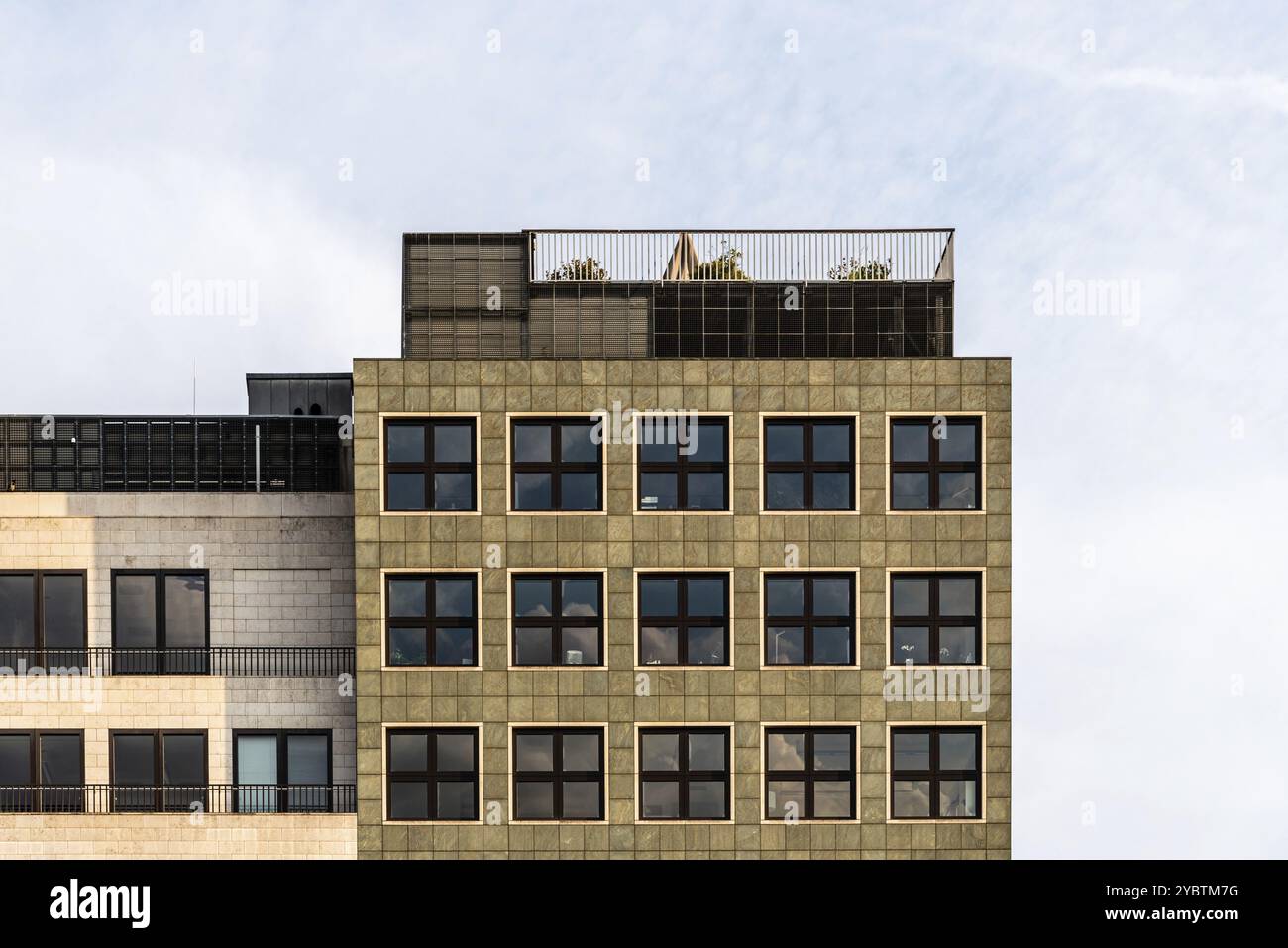 Paysage urbain de Berlin avec immeubles d'appartements contre ciel bleu. Concept de contrôle ou de réglementation des loyers Banque D'Images