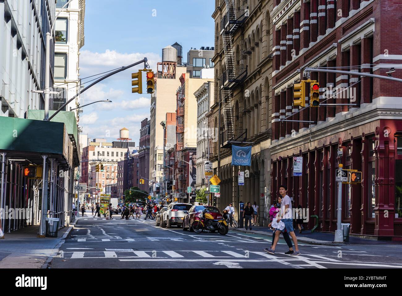 New York, États-Unis, 25 juin 2018 : rue avec des magasins de mode de luxe dans le quartier historique de Soho Cast Iron à New York, Amérique du Nord Banque D'Images