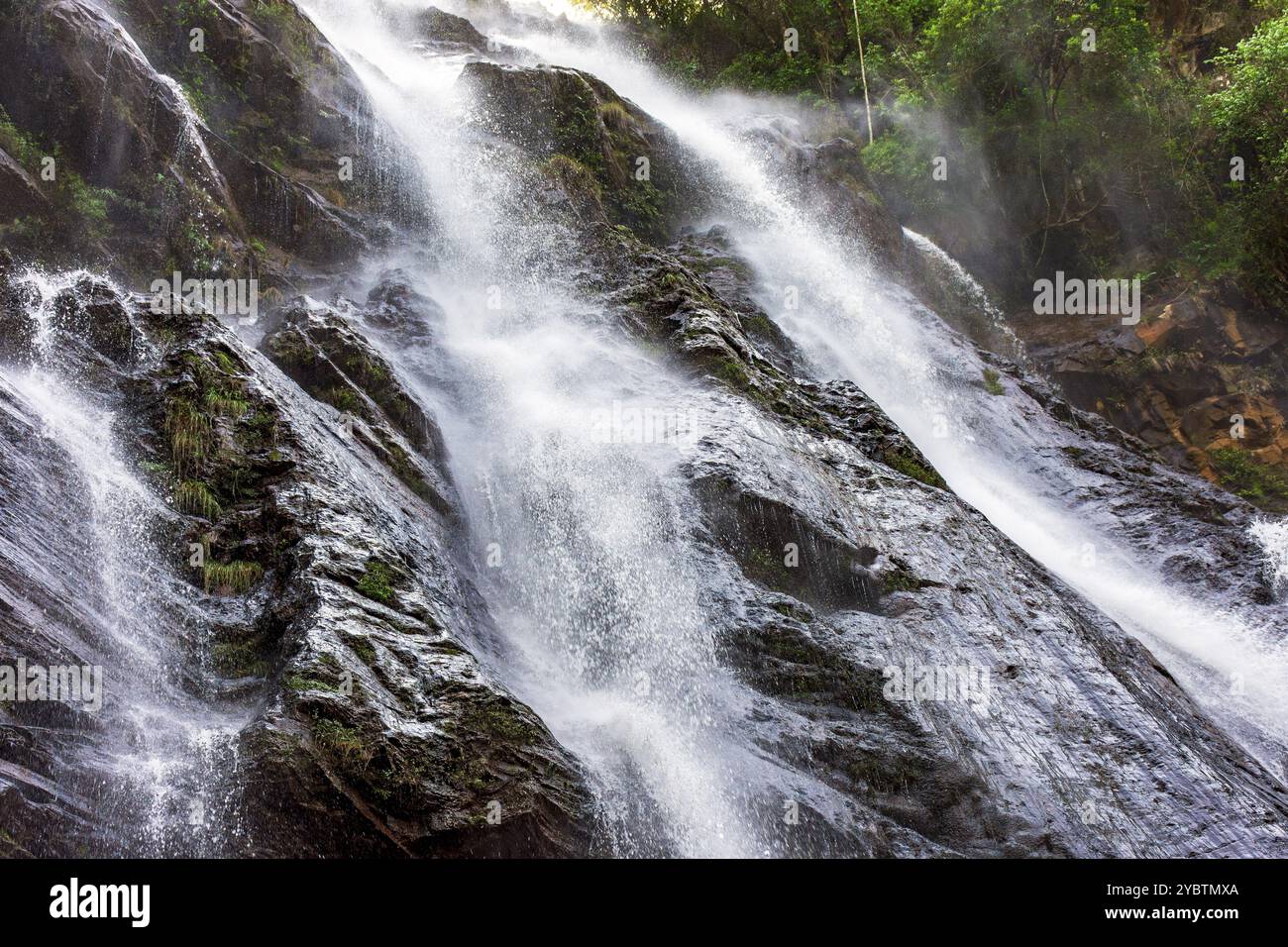 Belle cascade avec de l'eau coulant entre les rochers et la forêt à Minas Gerais, Brésil, Amérique du Sud Banque D'Images Belle cascade avec de l'eau coulant entre les rochers et la forêt à Minas Gerais, Brésil, Amérique du Sud Banque D'Images