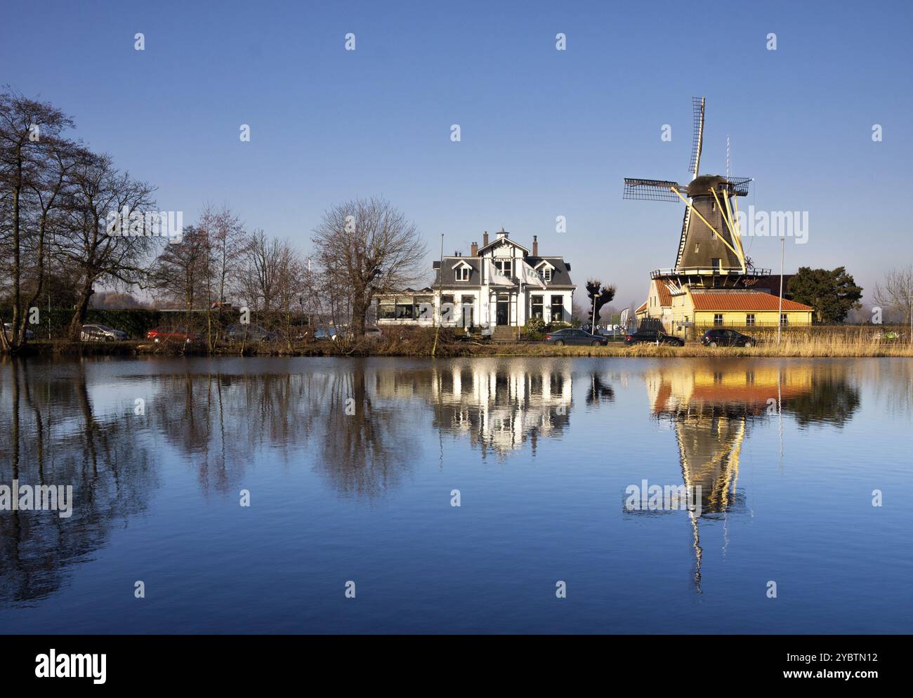 Moulin de Lelie à Rotterdam sur la rive du lac Plas. Kralingse Banque D'Images