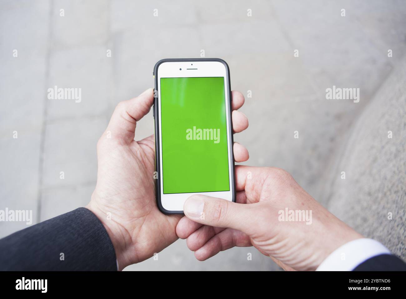 Point de vue d'un homme utilisant un smartphone avec un écran vert. Londres. Angleterre Banque D'Images