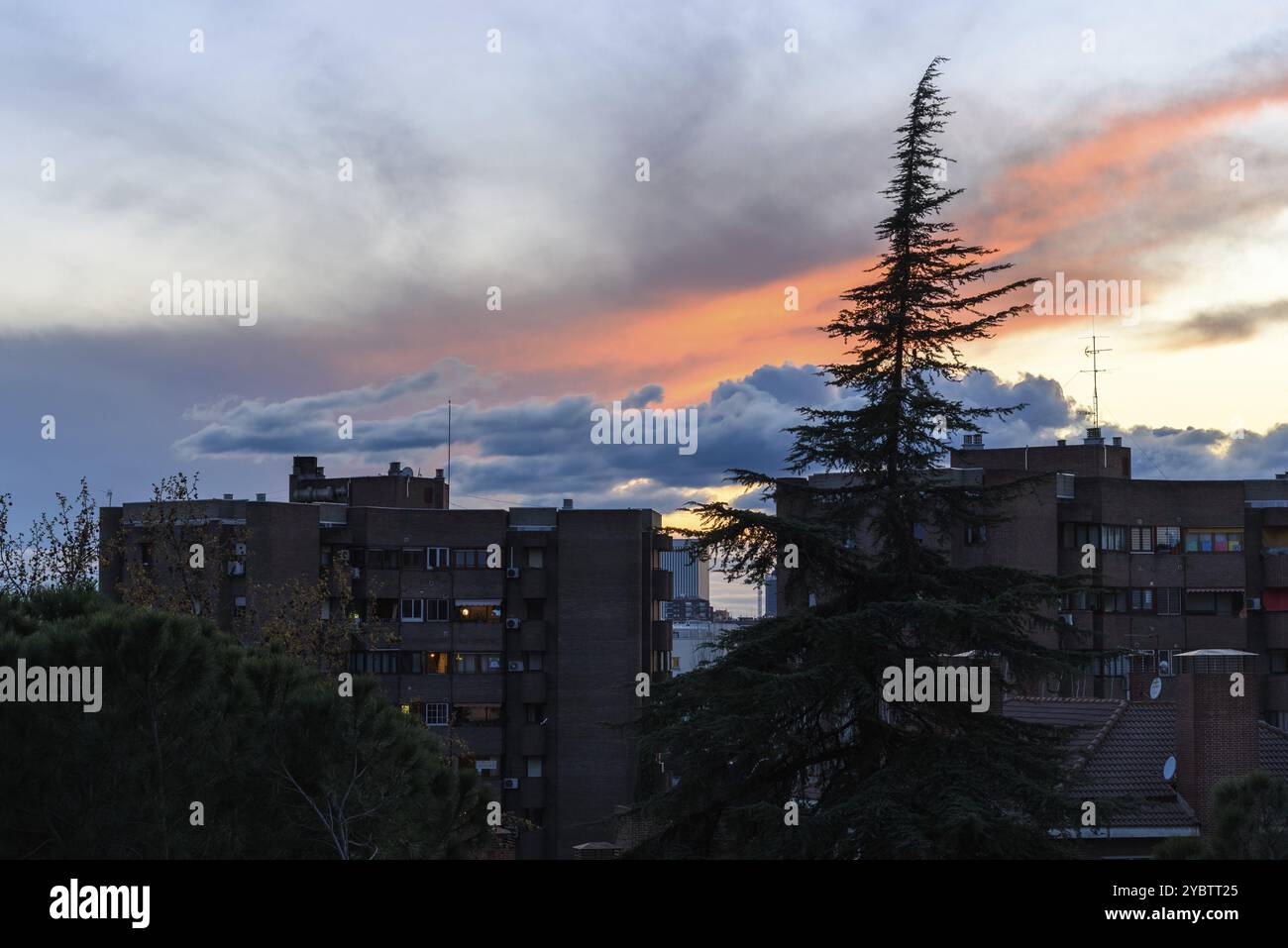Coucher de soleil spectaculaire sur le paysage urbain. Concept de réchauffement climatique, silhouette Skyline Banque D'Images
