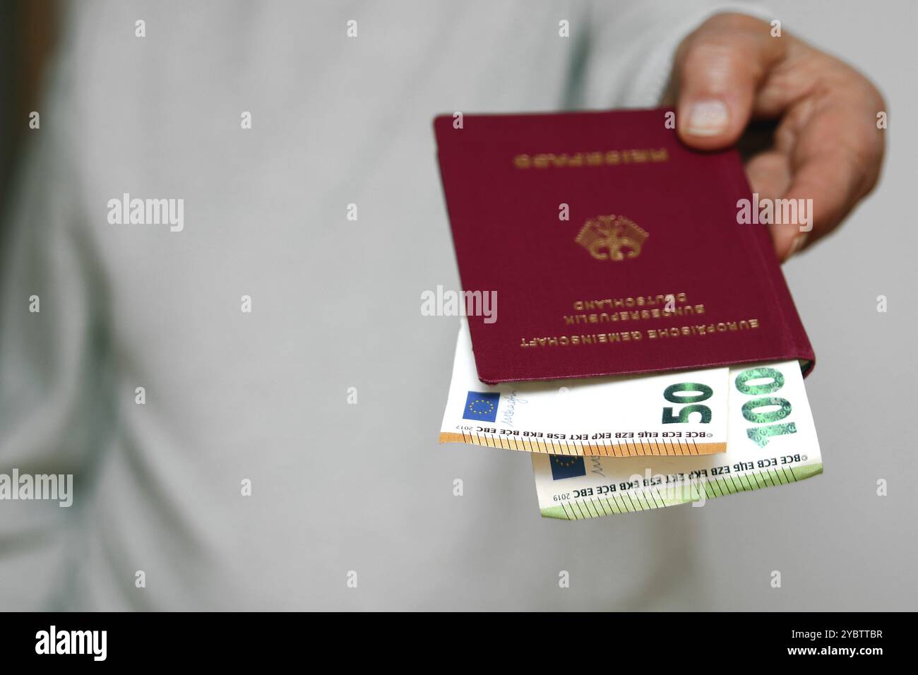 Soudoyer de l'argent dans le passeport Banque D'Images