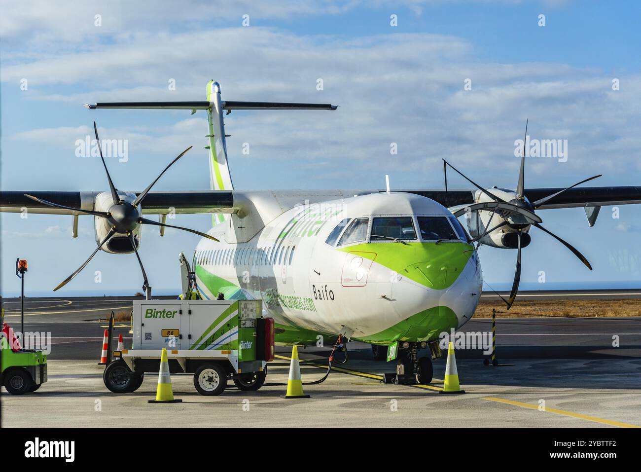 La Gomera, Espagne, 12 août 2021 : approvisionnement en avions à hélices sur la piste. Avion ATR 72 de la compagnie aérienne Binter Canarias, Europe Banque D'Images