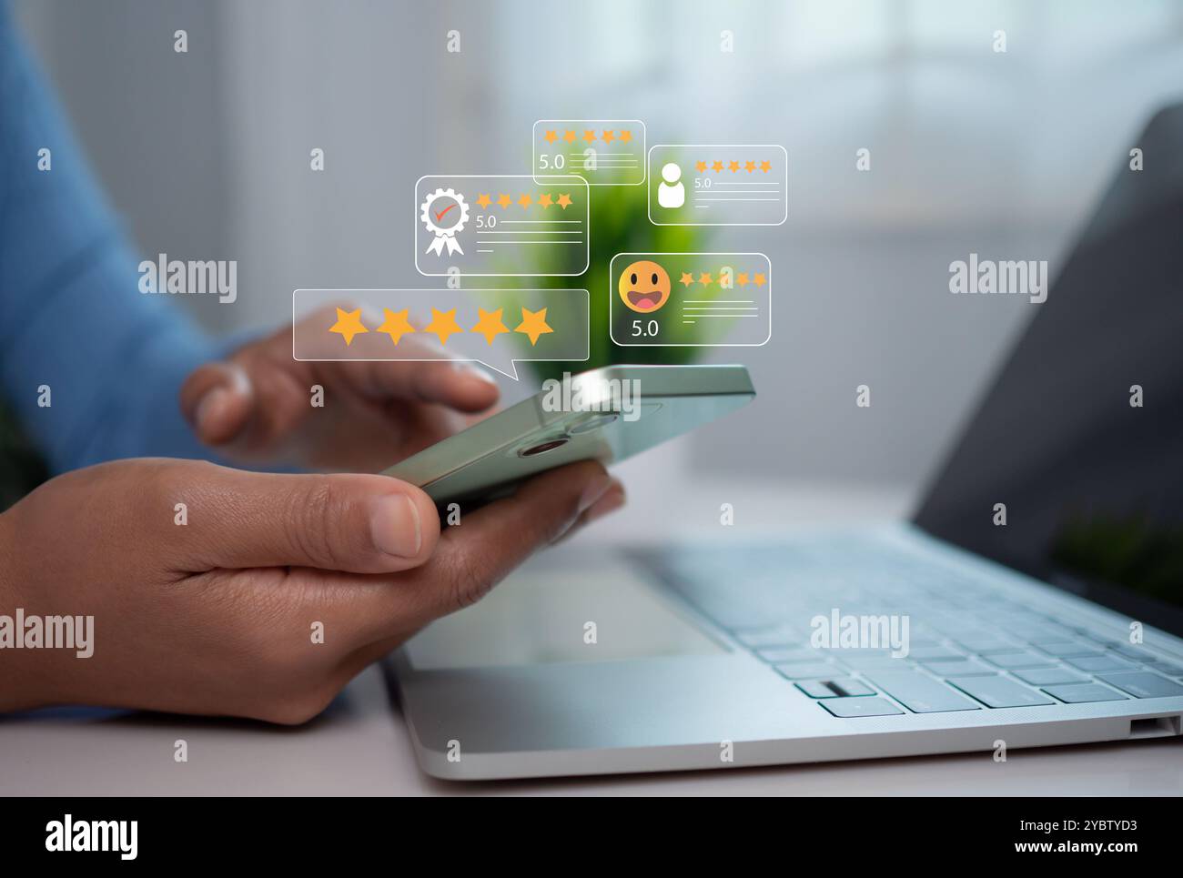 Femme tenant un smartphone interroge les clients sur leur expérience de service et leur note pour une enquête de satisfaction, évaluation de la qualité de service du produit par c Banque D'Images