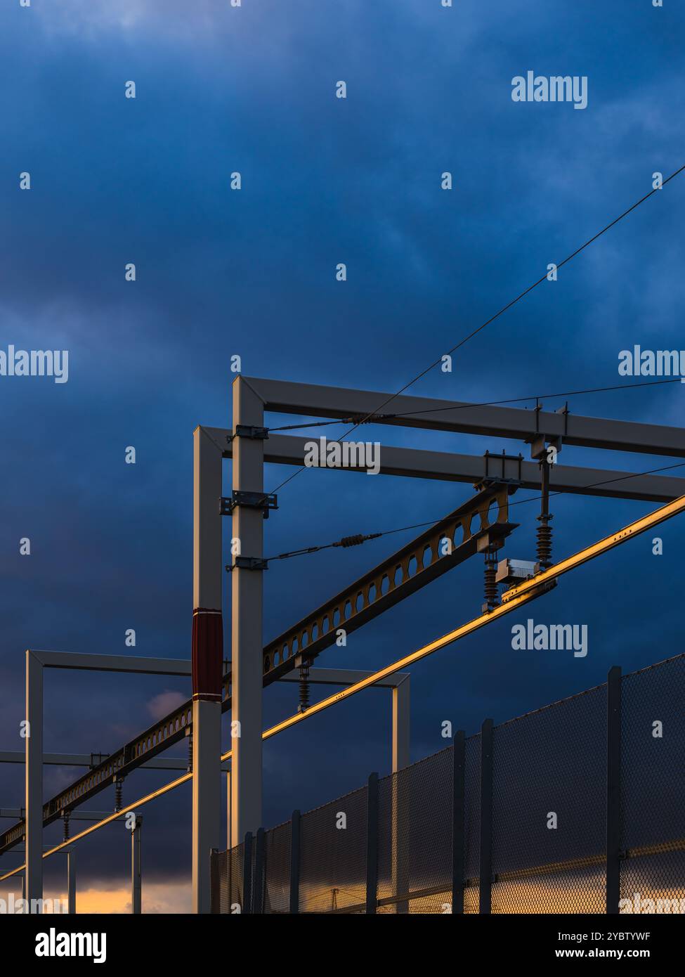 Les structures ferroviaires se profilent contre un ciel assombrissant à Gothenburg, mettant en évidence la conception complexe et la fonctionnalité des systèmes de transport pendant TW Banque D'Images