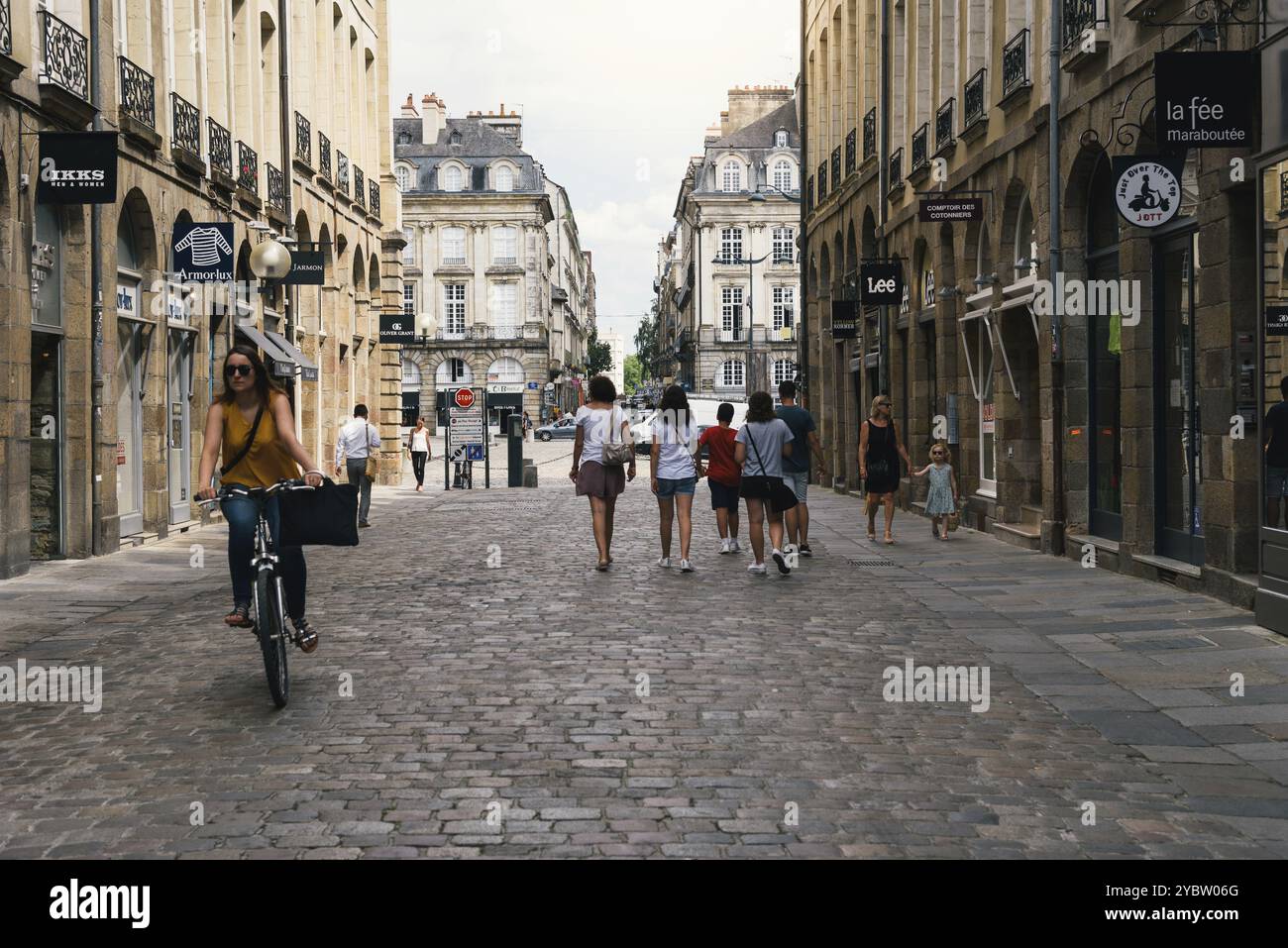 Rennes, France, 23 juillet 2018 : les gens marchent sur la rue commerçante dans le centre historique de la ville, en Europe Banque D'Images