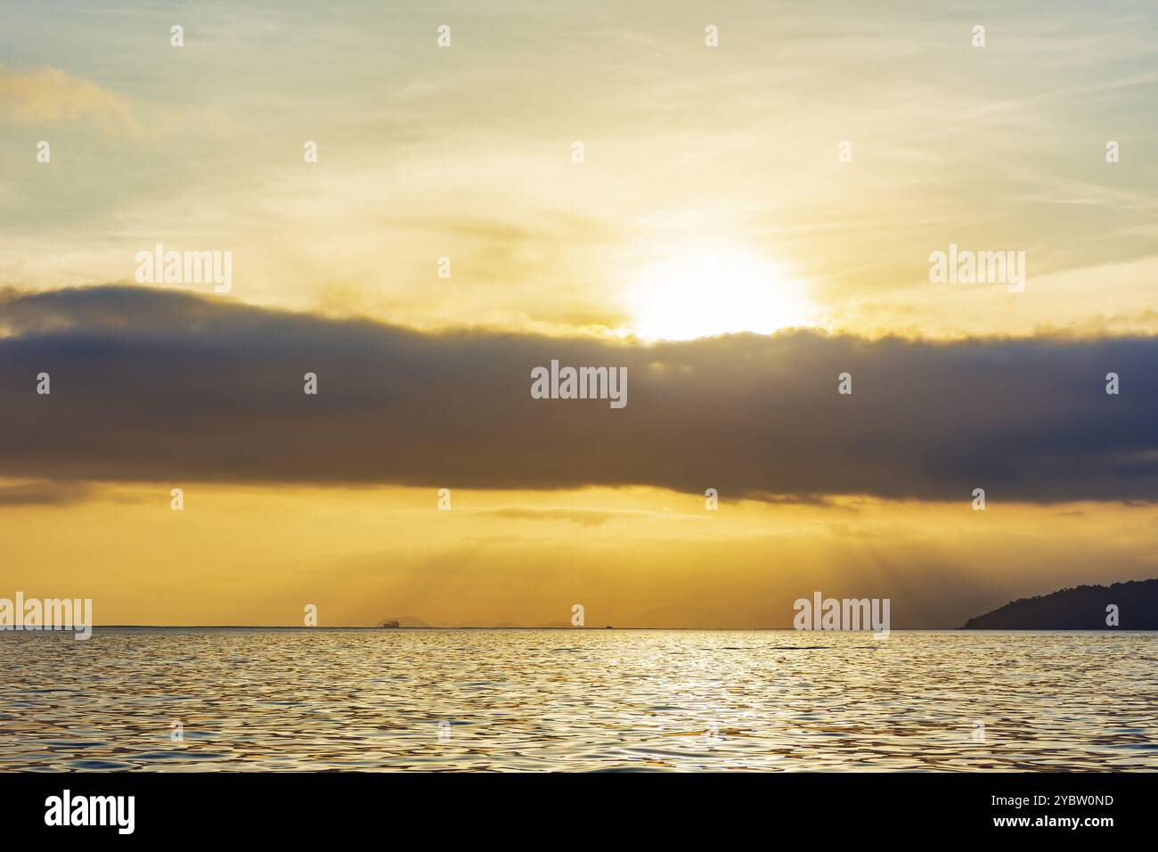 Coucher de soleil sur la mer de l'île Ilhabela sur la côte de Sao Paulo Banque D'Images