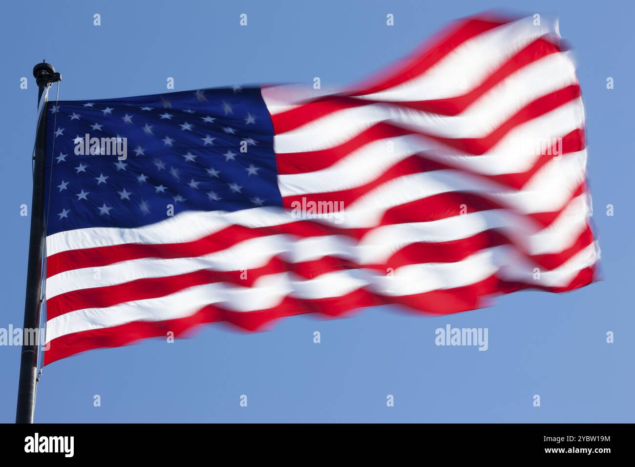 Le drapeau américain contre un ciel bleu Banque D'Images