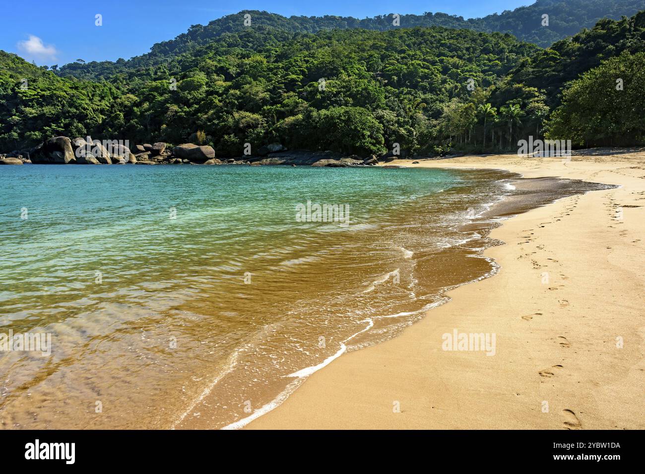 Vue sur la plage d'Indaiauba sur l'île tropicale d'Ilhabela sur la côte de Sao Paulo Banque D'Images Vue sur la plage d'Indaiauba sur l'île tropicale d'Ilhabela sur la côte de Sao Paulo Banque D'Images