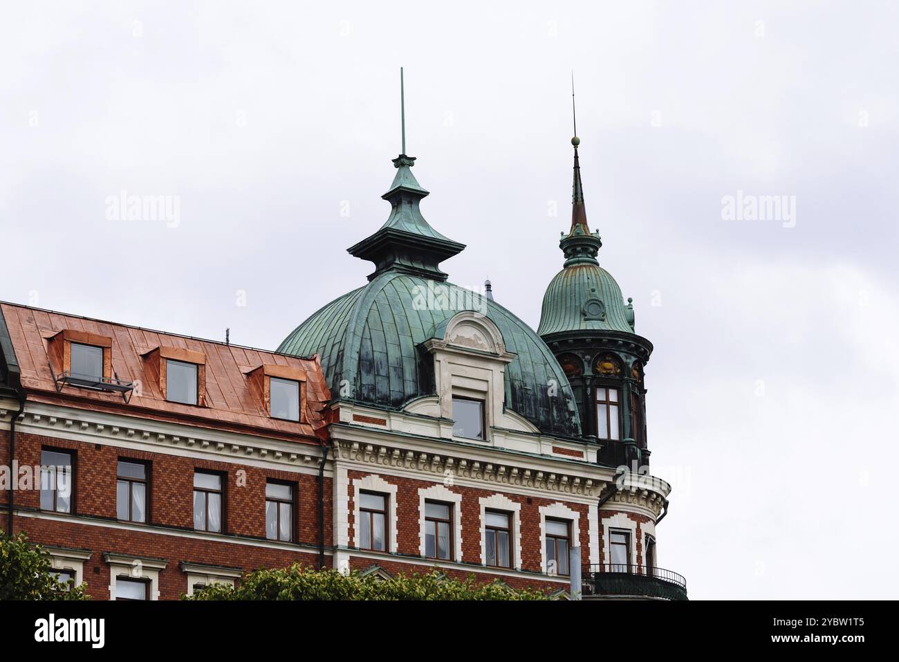 Toit en cuivre d'un ancien bâtiment résidentiel de luxe à Stockholm Banque D'Images