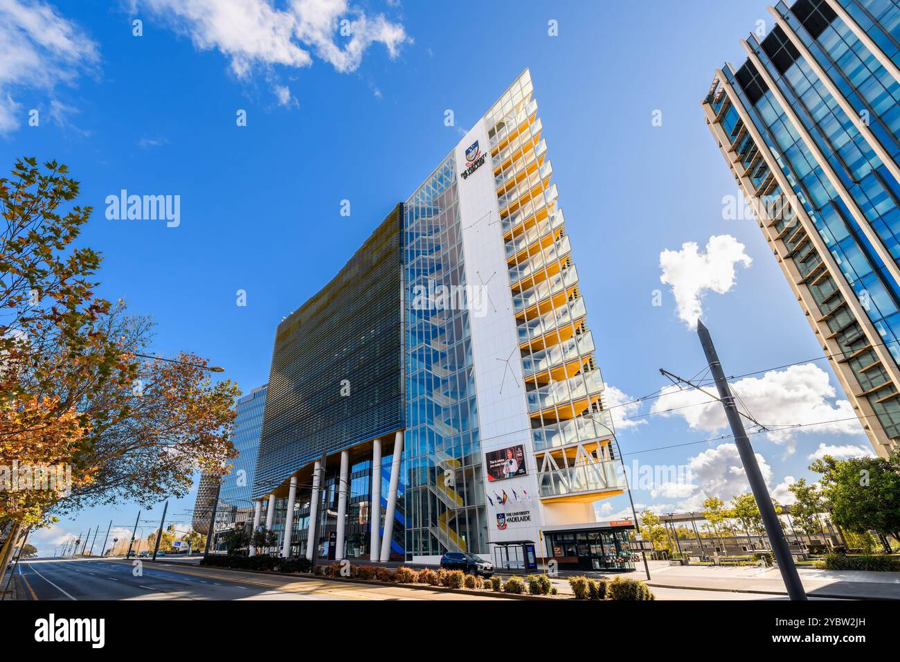 Adélaïde, Australie méridionale - 14 juillet 2024 : le campus de l'Université d'Adélaïde North Terrace vu du pont Montefiore vers l'ouest un jour Banque D'Images